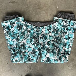 Burton ski snowboard pants. Water proof, lots of pockets, excellent condition.